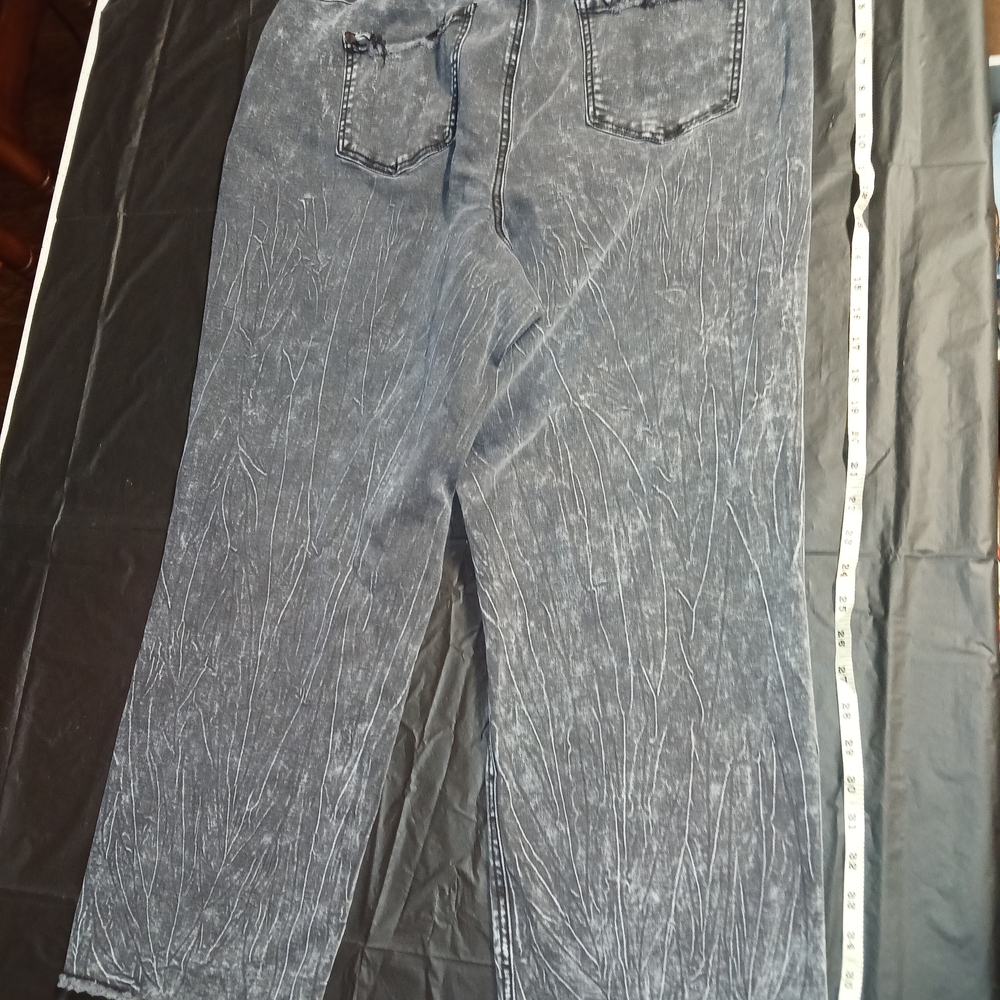 Relaxed Fit Crinkle-Texture Women's Jeans in Washed Blue